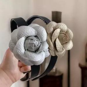 [하프클럽/셀러허브_여성트랜드패션]레더 카멜리아 코사지 헤어 GWM