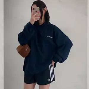 남녀공용 개강 스타일 자수 포켓 루즈핏 가을 후드 티셔츠