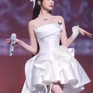 화이트 오프숄더 미니드레스 브라이덜샤워 야외촬영 제주스냅 셀프웨딩