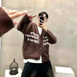 맨스토리 / 루즈핏 앙고라 전판 레터링 배색 남자 겨울 니트 가디건