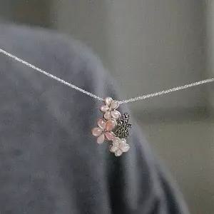 [하프클럽/바이데이지]바이데이지 핑크자개 플라워 실버 목걸이 Bn0607