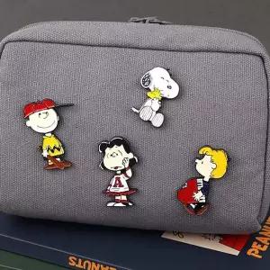 [셀러에이드]피너츠 스누피 75주년 캐릭터 핀뱃지 1P 백참 브로치 캐릭터뱃지