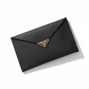 PRADA 25FW 사피아노 가죽 엔벨로프 클러치  1MF048 2CLQ F0002)