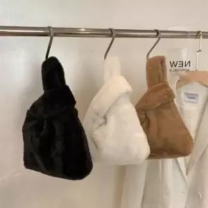 은창무드 핸드 손목 페이크 퍼 가방 크로스백 숄더 토트백 가방 미니 털가방 겨울 가방 여성 여성용 여