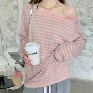 여성 루즈핏 스트라이프 오프숄더 긴팔티셔츠 박시 데일리룩 트렌디 캐주얼 패션셔츠 모던 가을 신상 심플