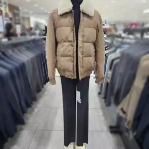 [바쏘옴므]라이트브라운 양털카라탈부착 숏 구스다운 패딩 WSY4UA91ABG_DG