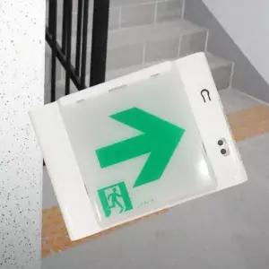 유도등 화살표 방향 긴급대피 비상구 유도등 실내 출구 재난 대비 소방 상업