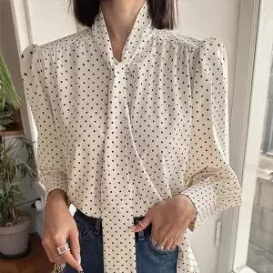 [하프클럽/몽벨리즈]타이셔링도트블라우스 mde2302666