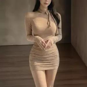 [하프클럽/]여성 슬림핏 홀터넥 셔링 미니 드레스