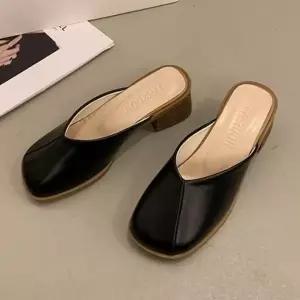 여성 모던 페미닌 3컬러 레더 통굽 미들힐 뮬 블로퍼