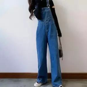 와이드핏 청 멜빵바지 트렌디하고 활동성이 뛰어난 사이드 단추 가슴포켓 여성 데님 점프수트