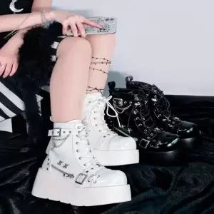 인기상품 여성 2컬러 통굽 레이스업 플랫부츠 메탈체인 워커 [WFL7D6W_260109]