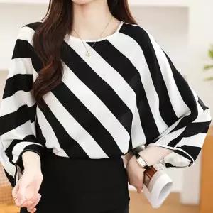 라운드넥 7부소매 루즈핏 스트라이프 실크 블라우스