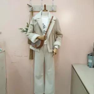 [숲]숏 집업 무스탕 OB8MUT1