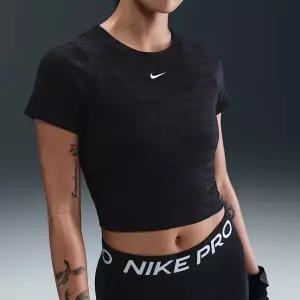 나이키 여성 드라이 핏 반팔 크롭 자카드 탑 DD5 HJ2286 010