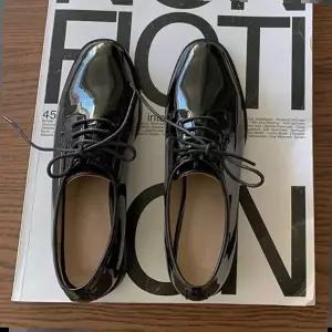 출퇴근신발 캐주얼 스타일 유광 로퍼 여자 면접 구두 정장 신발