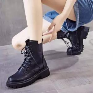 인기상품 여성 겨울 통굽 4.5cm 플랫 키높이 워커 앵클 부츠 [WFL1Z53_260109]