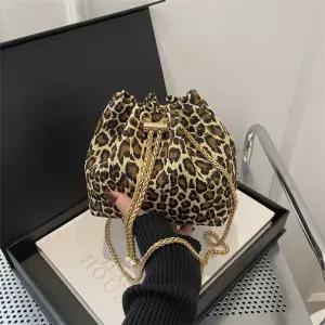 야무치 여자 데일리룩 가방 미니백 호피 파우치 체인 크로스 미니 스트링 버킷백 KUK5