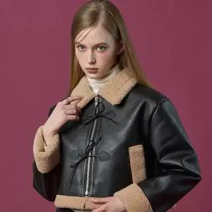 [KOLEAT]크롭 리본 비건 양털 무스탕 플리스 자켓 [Black_Beige]