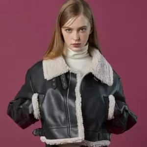 [KOLEAT]크롭 블러드 셔링 플리스 무스탕 자켓 [Black_Beige]