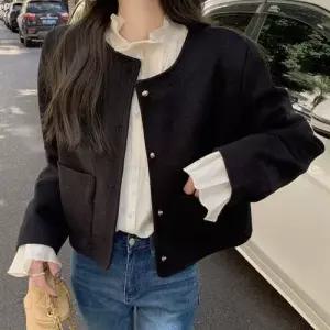 노카라 클래식 크롭자켓 사선골지 콩단추 블랙자켓 WF0D873