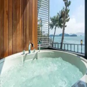 [경남/사천] 사천 아라 독채 풀빌라 (바다(도보5분)/스파/독채/풀빌라/개별바베큐/공용수영장(실외)/오션뷰/커플/복층/주차장/일출/일몰/흡연구역(지정장소))