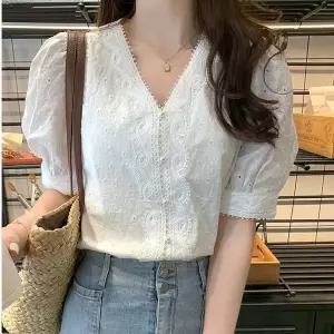 [하프클럽/]플라워 자수 브이넥 목선 넥라인 러블리 블라우스