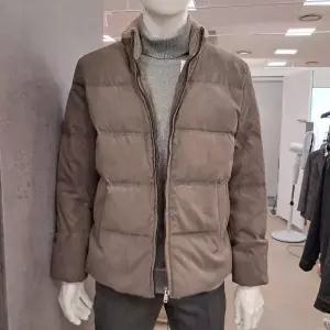 [트레몰로] HC09 스웨이드 점퍼 (주)세정 인디안 남성 24년 겨울 오트밀 퀼팅 점퍼 (S23452158)