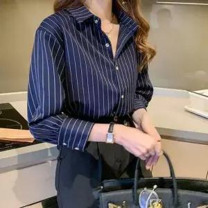 출근룩 직장룩 세로줄 스트라이프셔츠 데일리셔츠 WFIKMPB