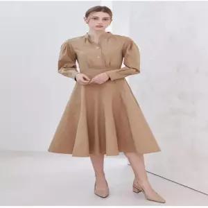 [더아이잗]더아이잗 백 밴딩 하프넥 슬릿 원피스 _K IN9P0OP91