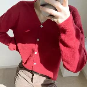 정석 메리 브이넥 울 니트 가디건 크리스마스데일리룩 포인트 기모 여리핏코디 출근 깔끔한 오버 기본 소프