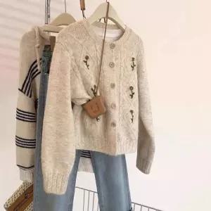 베이지감성 부들 자수 가디건가을 패션 무지 여성스런 울가디건 부드러운 겨울 니트 루즈 기본