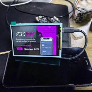 NerdQaxe 및 NerdOCTAXE 비트코인 채굴 기계에 적용된 3.5인치 디스플레이 화면