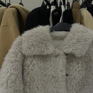 패셔너블한 짧은 퍼 가죽 코트 여성용 턴다운 칼라 친환경 합성 퍼 부드럽고 따뜻한 겨울 외투