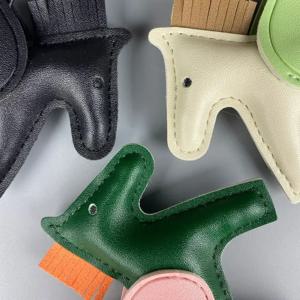 사랑스러운 날개 달린 조랑말 열쇠고리 |   태슬 꼬리가 달린 PU 가죽 가방 참, 귀여운 가방 장식, 다양한 색상.