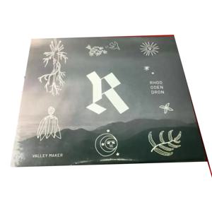 CDValley 메이커 로도덴드론은 부드러운 멜로디와 시적인 가사(자연의 이미지를 내면의 감정과 융합)로 특징을 가지고 있습니다.