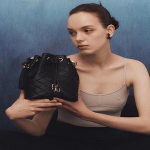 [인기신상] 블랙 칼라일 매쉬 가죽 드로우스트링백 DCBA6E323BK