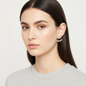 DIOR 26SS PETIT CD DAISY 귀걸이 (E4380WOMCY 03S)