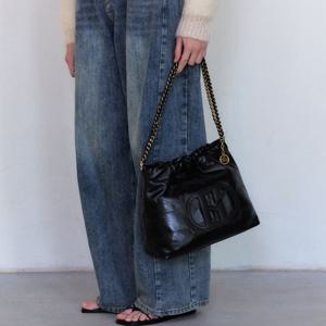 [헤지스ACC] [H20크링클]블랙 레더 퀼팅 체인 호보 숄더백 M HIBA4E551