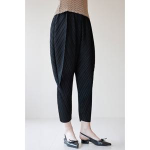 [요이츠]다이애그널 플리츠 배기 팬츠_YJ04WNPSL01_BK1