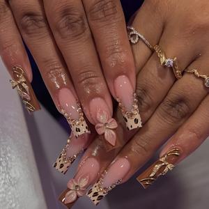 TEMU 24개 물방울 모양 인조 손톱 세트, 3D 입체적인 스위트 플라워, 리본, 우아하고 고급스러운 스파클링 , 섹시한 프린트, 모든 여성에게 적합. 박스에는 손톱 파일과 간편한 부착 및 착용을 위한 젤리 글루가 포함되어 있습니다.