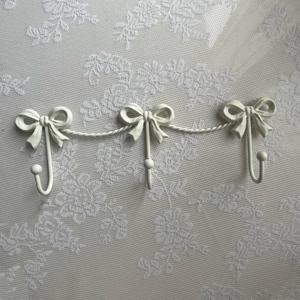 TEMU 1개 금속 벽걸이형 리본 키홀더 - 프렌치 컨트리 러스틱 스타일 장식 코트 & 열쇠 걸이, 2개의 후크 포함, 귀여운 INS 에스테틱 홈 데코, 현관, 침실, 아이방, 기숙사용, 벽걸이 키 홀더, 기숙사 정리함, 패브릭 행거|행거