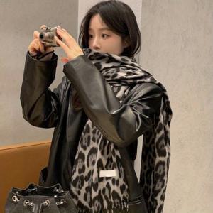 TEMU 여성용 프린트 스카프 1개 | 고급스러운 두꺼운 태슬 숄, 가을 & 겨울을 위한 우아한 겨울 액세서리, 유럽 & 미국 스타일을 위한 다용도 패션 선물, 스타일리시 숄, 겨울 따뜻함 필수품, 정교한 장인 정신