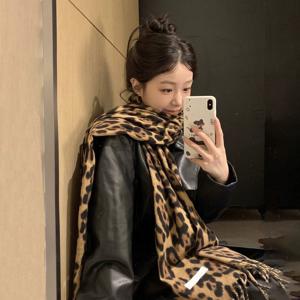 TEMU 여성용 1개 프린트 스카프 - 고급 소재의 두꺼운 태슬 숄, 가을 & 겨울용 우아한 액세서리, 유럽 & 미국 스타일 다용도 패션 선물, 머리카락용 스카프, 세련된 솜씨의 겨울 보온 필수품