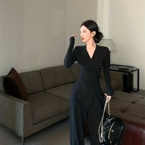 TEMU 여성을 위한 긴팔 티셔츠와 편안한 와이드 레그 팬츠의 투피스 세트입니다. 가을에 잘 어울리는 V넥 디자인으로 완벽합니다.