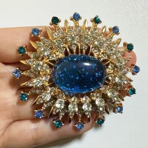 TEMU 컬러풀한 라인스톤 디자인의 우아한 빈티지 브로치. 중세 시대 파란색 물결 꽃의 느낌이 강하며, 고급스러운 프랑스 스타일의 궁정 의상에 완벽하게 어울립니다.