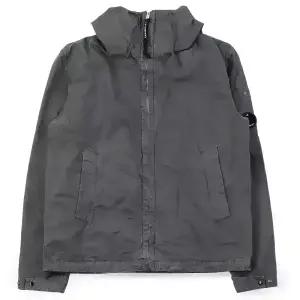디몬트 CP컴퍼니 남성 마이크로 립스탑 렌즈 후드 자켓(챠콜) 20CMOW075A 110324G 921