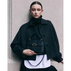 [롯데백화점]닥스 액세서리 [BIRKBECK CHARLOTTE] 버크백 샬롯 블랙 가죽 스몰 토트백 DCBA5E822