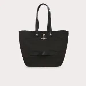 [롯데백화점]비비안 웨스트우드 비비안웨스트우드 테크 스몰 쇼퍼백 (VPTCBA1002)