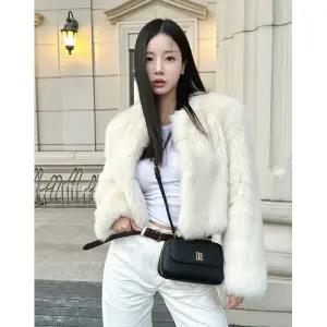 [롯데백화점]닥스 액세서리 아젤라 블랙 DD로고 소가죽 크로스백 DCWA6E130